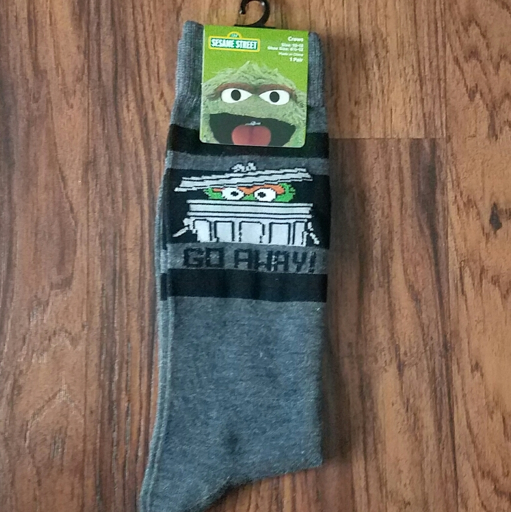 🐳 SESAME STREET OSCAR THE GROUCH GO AWAY SOCKS - Picture 1 of 2